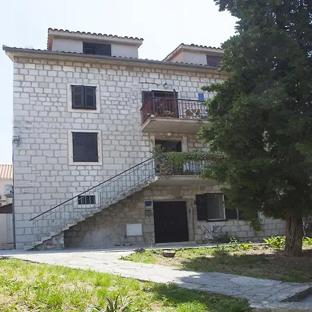 Πανσιόν Summer Bay 3*