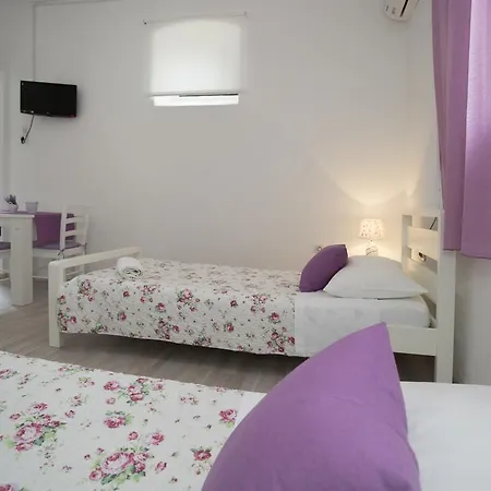 Summer Bay Konukevi Split